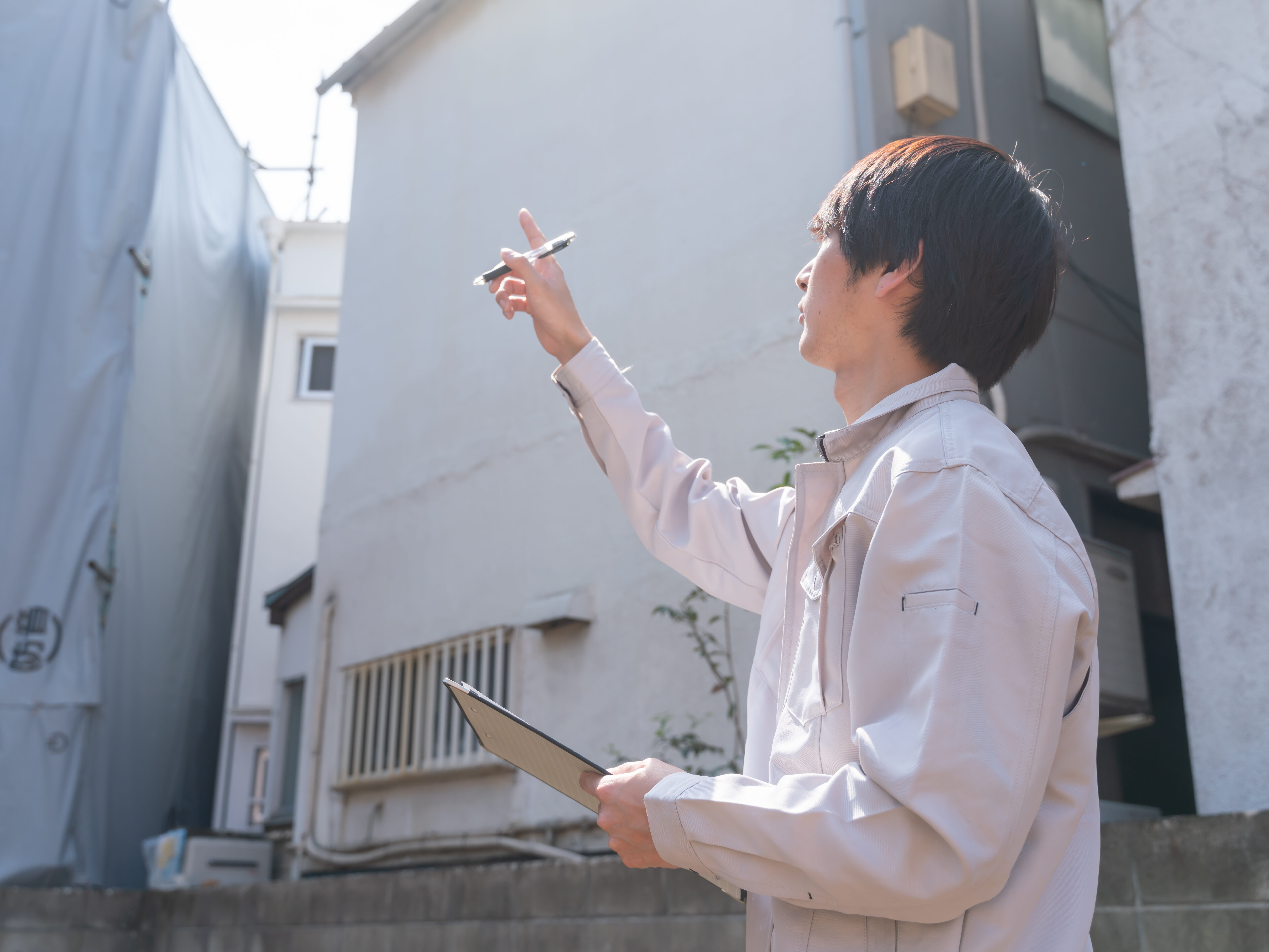 住宅を調査するビジネスマン
